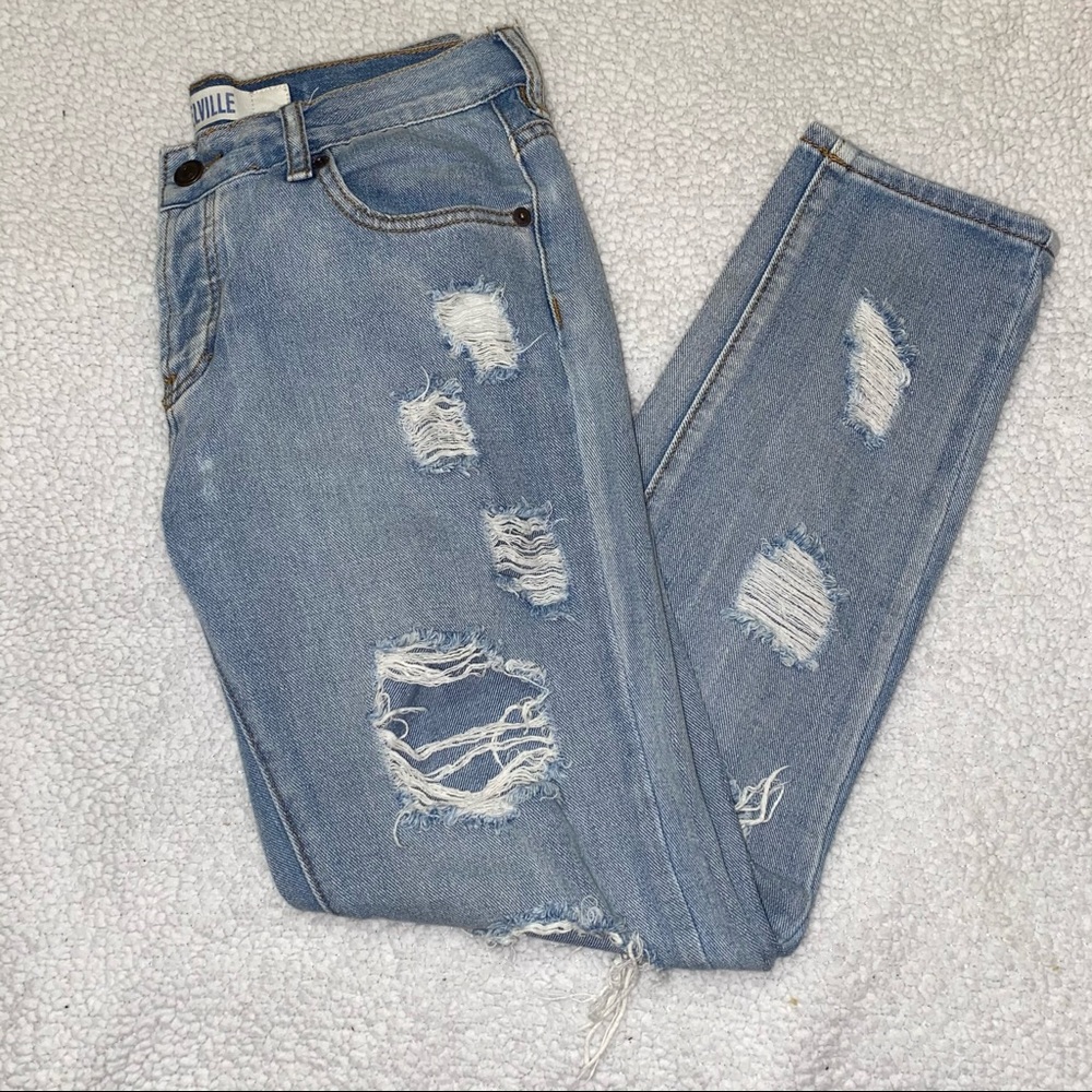 BRANDY MELVILLE LIGHT WASH DISTRESSED BOYFRIEND JEANS